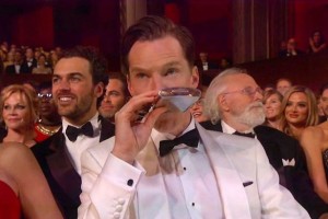 Benedict-Cumberbatch-kicks-off-the-Oscars-with-a-drink