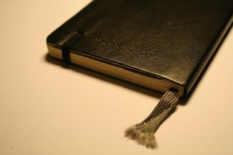 800px--_12_-_ITALY_-_MOLESKINE_-_notebook_-_pocket_book_-_agenda_2012_-_Design_in_Italy