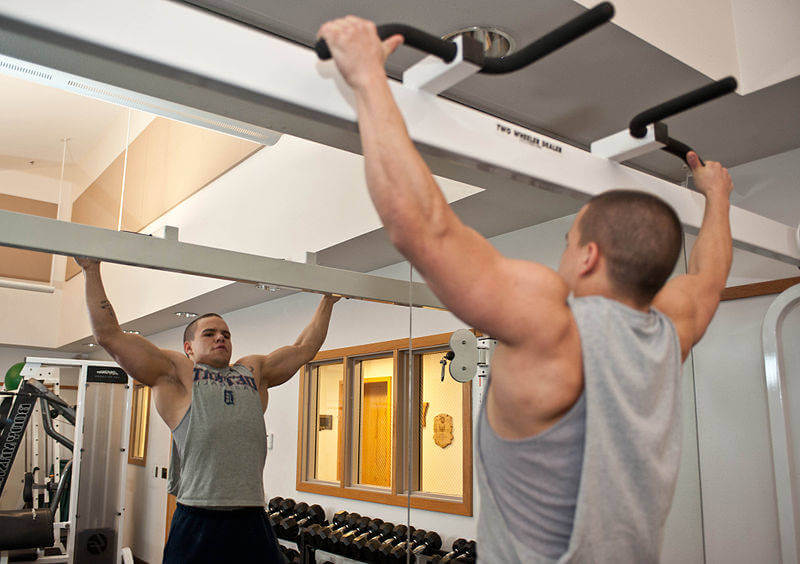 U.S._Air_Force_Senior_Airman_Brandon_Stout_performs_pull-ups