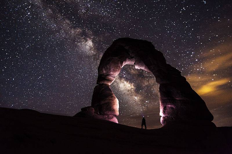 Delicate_Arch_at_Night_with_Headlamp_(8708155337)