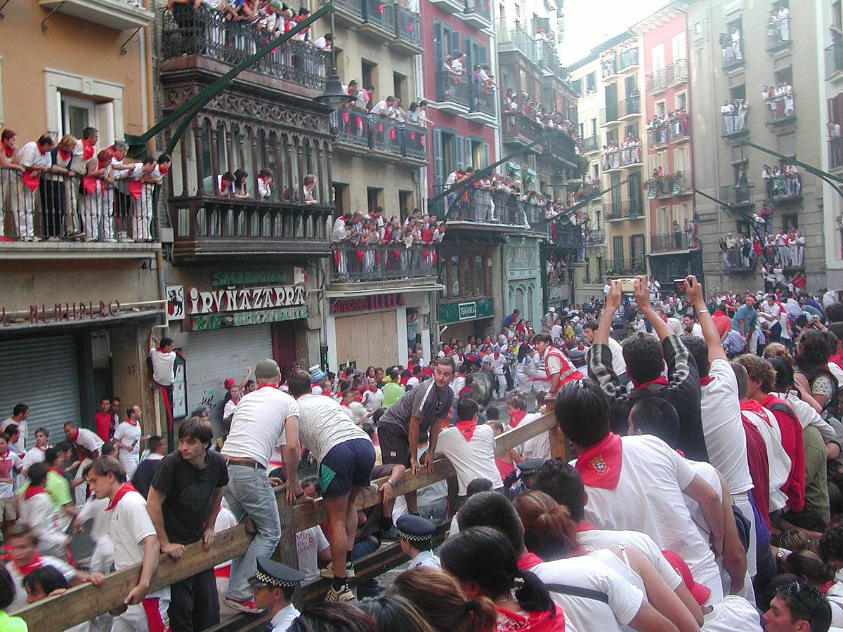 1200px-Sanfermines_Vaquillas_Pamplona_08