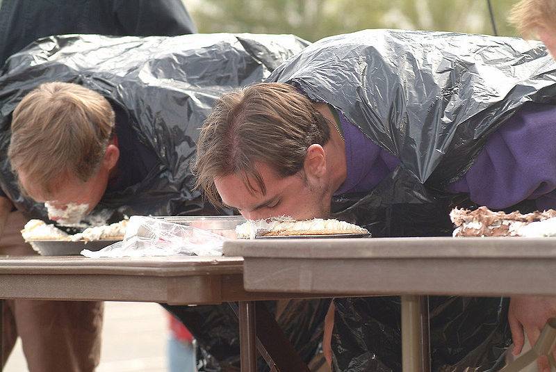 800px-Seattle_-_Pie-eating_contest_2003