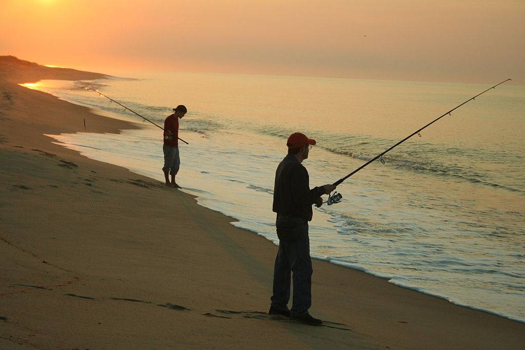 1024px-fishing_south_beach_-_early_morning_low_tide_-_katama_during_fishing_derby_on_marthas_vineyard_usa